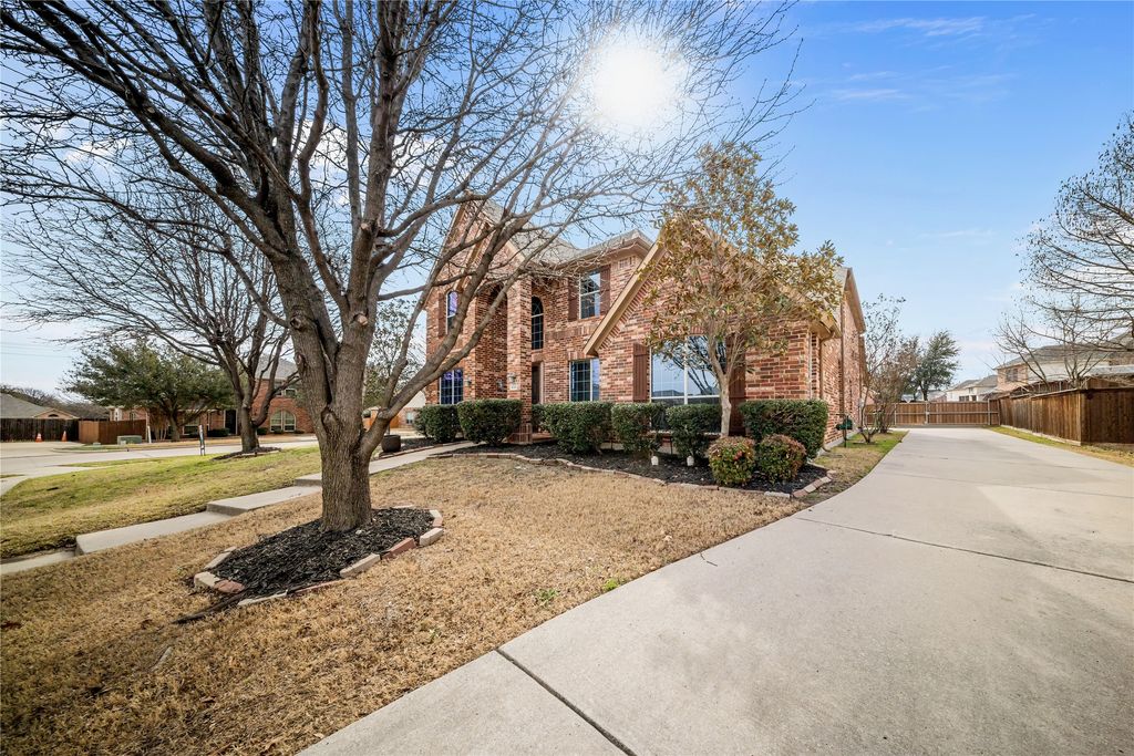 Image 3 of property listing at 656 Memorial Hill Way, Murphy, TX 75094