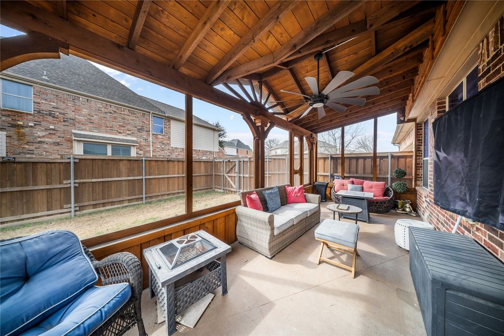 Image 4 of property listing at 656 Memorial Hill Way, Murphy, TX 75094
