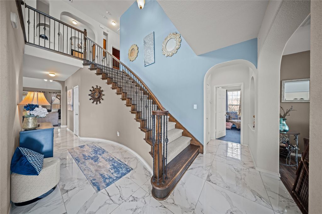 Image 5 of property listing at 656 Memorial Hill Way, Murphy, TX 75094
