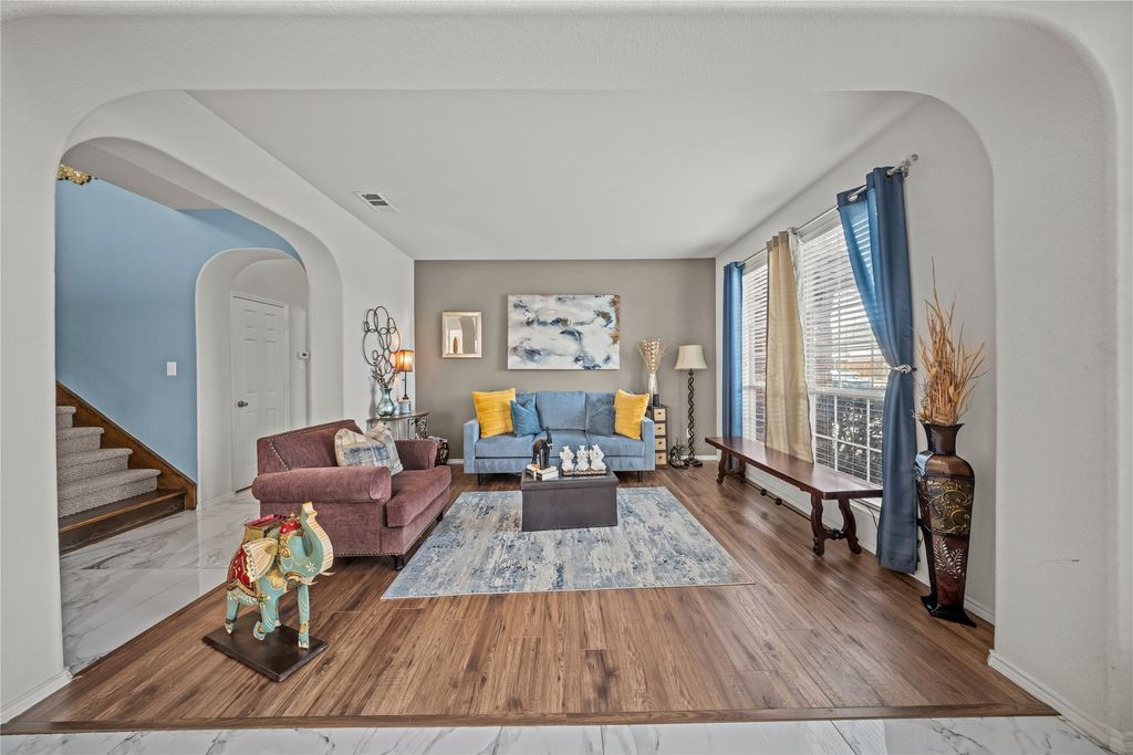 Image 6 of property listing at 656 Memorial Hill Way, Murphy, TX 75094