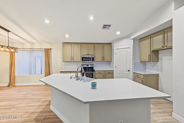 2521 W DARREL Road, Phoenix, AZ 85041