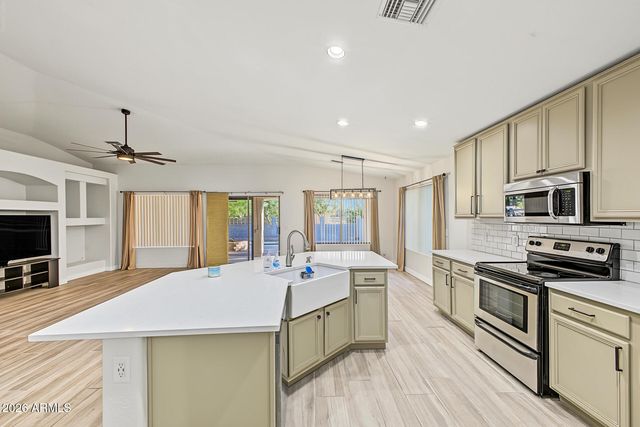 2521 W DARREL Road, Phoenix, AZ 85041