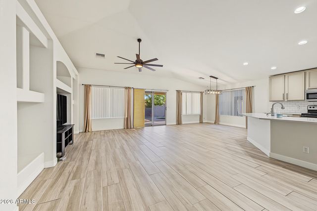 2521 W DARREL Road, Phoenix, AZ 85041