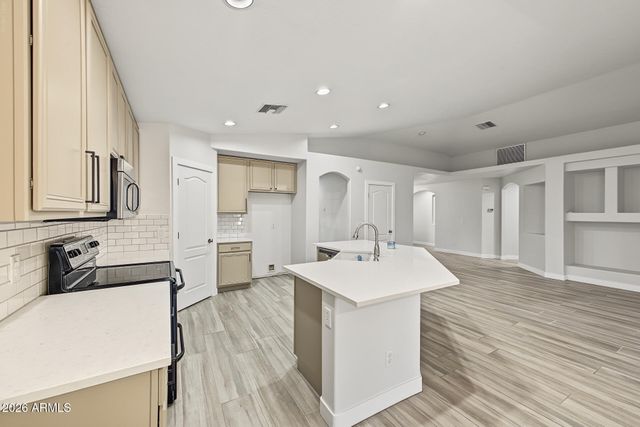 2521 W DARREL Road, Phoenix, AZ 85041