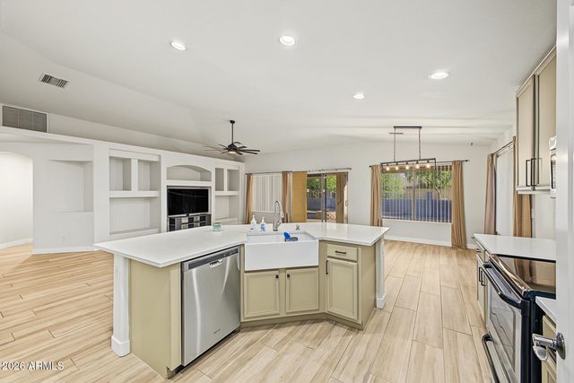 2521 W DARREL Road, Phoenix, AZ 85041