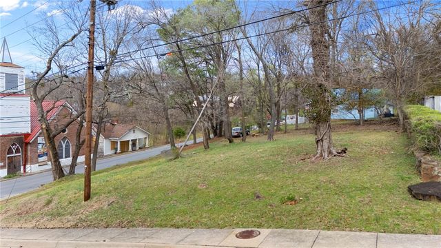 2 N Willow Avenue, Fayetteville, AR 72701