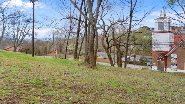 2 N Willow Avenue, Fayetteville, AR 72701