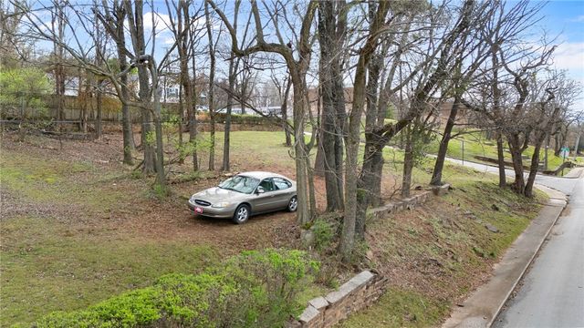 2 N Willow Avenue, Fayetteville, AR 72701