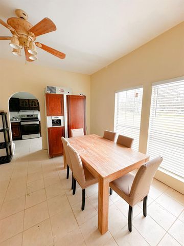 638 Kelly Lane, Angleton, TX 77515