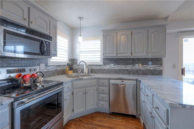 824 SE 13th Street, Lee's Summit, MO 64081