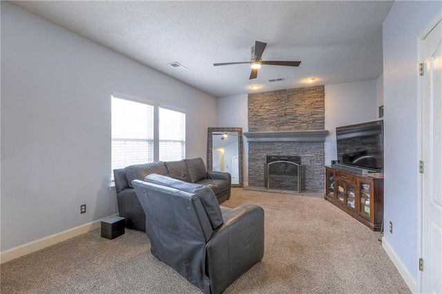 824 SE 13th Street, Lee's Summit, MO 64081