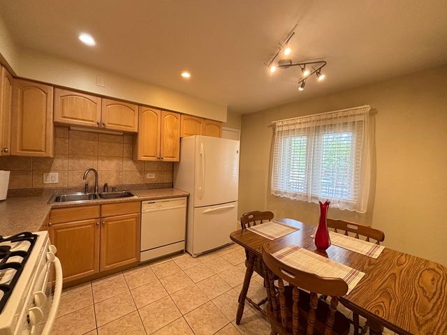 1430 Sandstone Drive 202, Wheeling, IL 60090