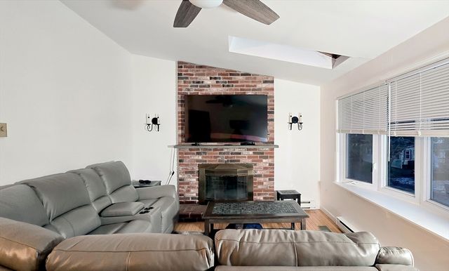 7 Roosevelt St, Wareham, MA 02571