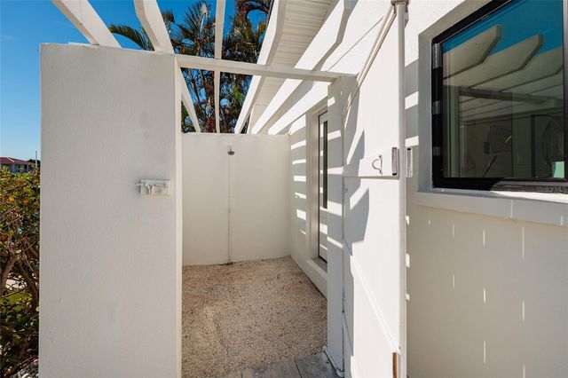 2032 KANSAS AVENUE NE, St Petersburg, FL 33703