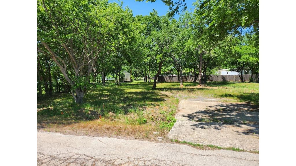 4251 Thousand Oaks Drive, Argyle, TX 76226 — exterior