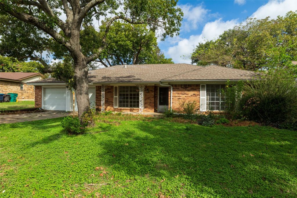 4917 Emerald Lake Drive, Fort Worth, TX 76103 — exterior