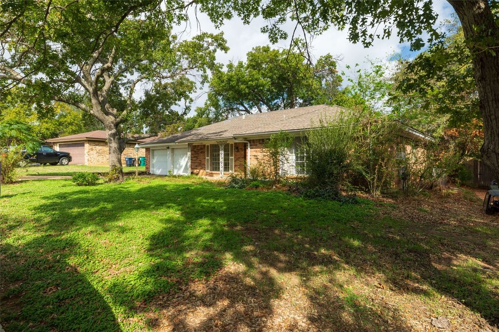 4917 Emerald Lake Drive, Fort Worth, TX 76103 — photo 4
