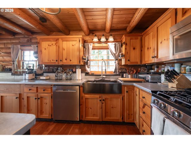 16351 S HATTAN Rd, Oregon City, OR 97045