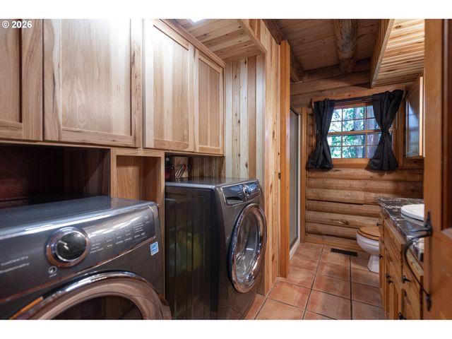 16351 S HATTAN Rd, Oregon City, OR 97045