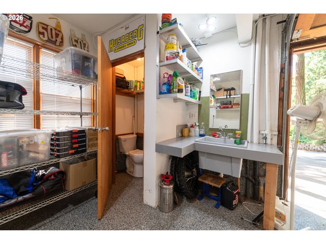 16351 S HATTAN Rd, Oregon City, OR 97045