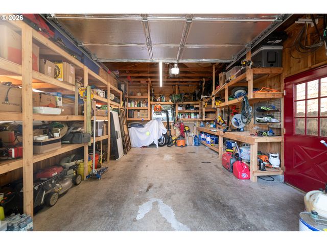 16351 S HATTAN Rd, Oregon City, OR 97045