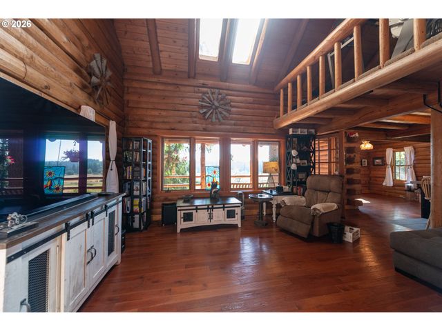 16351 S HATTAN Rd, Oregon City, OR 97045