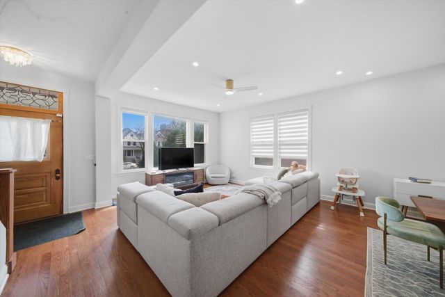 4542 N Ashland Avenue, Chicago, IL 60640