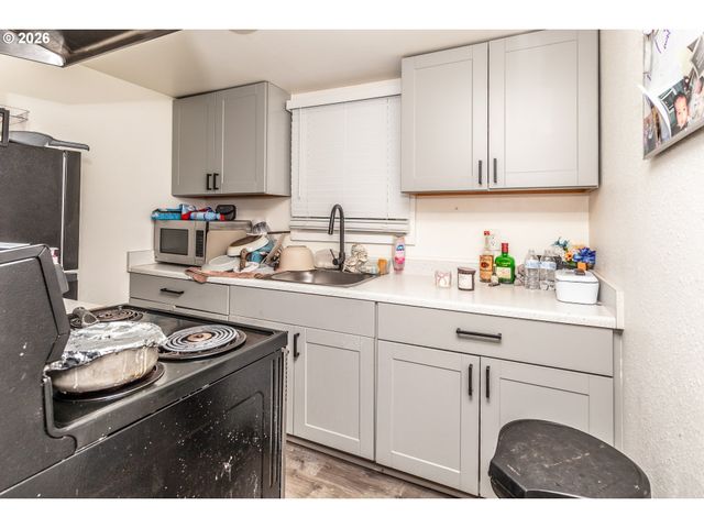 1385 HINES St, Salem, OR 97302