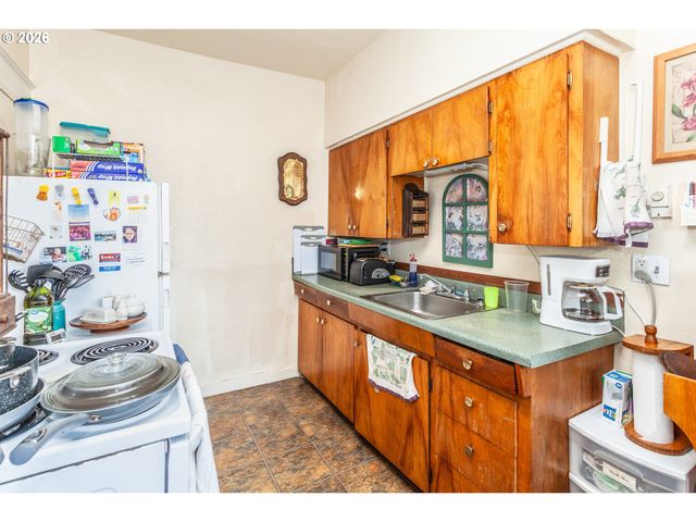 1385 HINES St, Salem, OR 97302