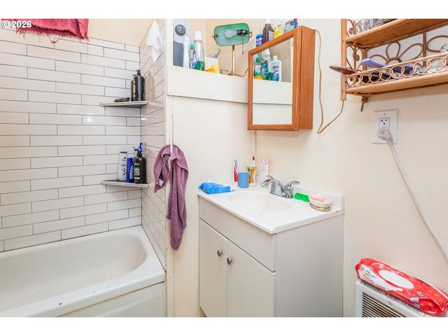 1385 HINES St, Salem, OR 97302