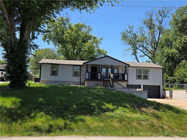 1000 S Trail Ridge Drive E, Independence, MO 64050