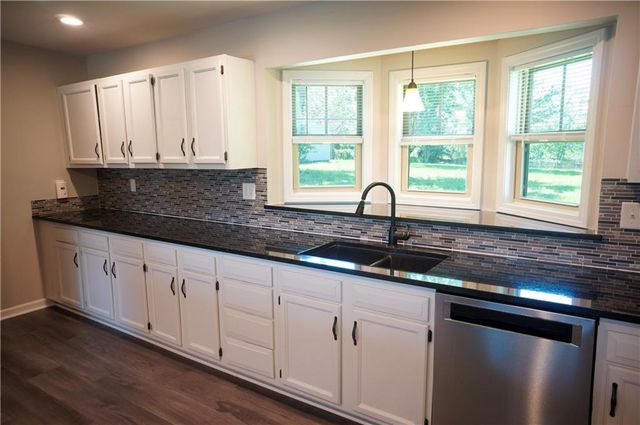 1000 S Trail Ridge Drive E, Independence, MO 64050