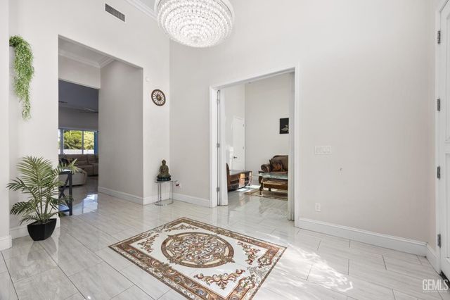 613 S Sterling Road, Bakersfield, CA 93307