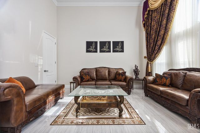 613 S Sterling Road, Bakersfield, CA 93307