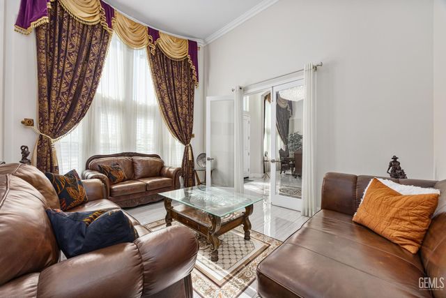 613 S Sterling Road, Bakersfield, CA 93307