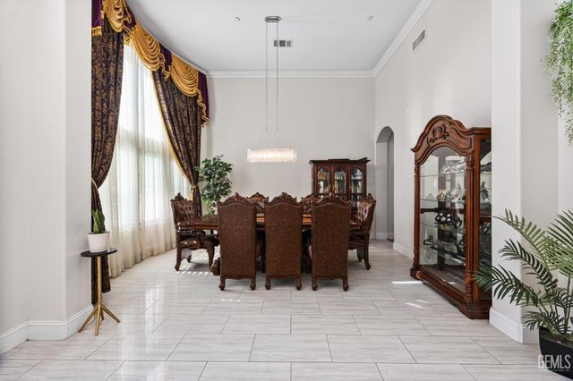 613 S Sterling Road, Bakersfield, CA 93307