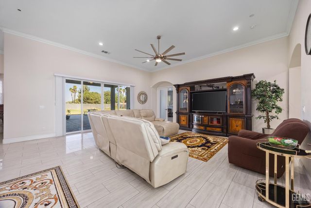 613 S Sterling Road, Bakersfield, CA 93307