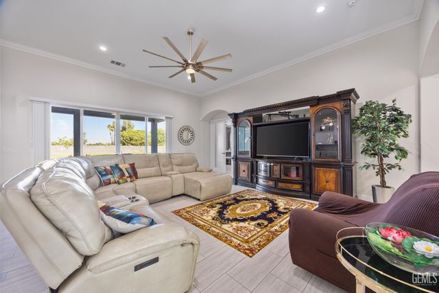 613 S Sterling Road, Bakersfield, CA 93307