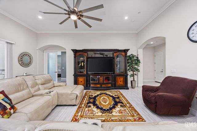 613 S Sterling Road, Bakersfield, CA 93307