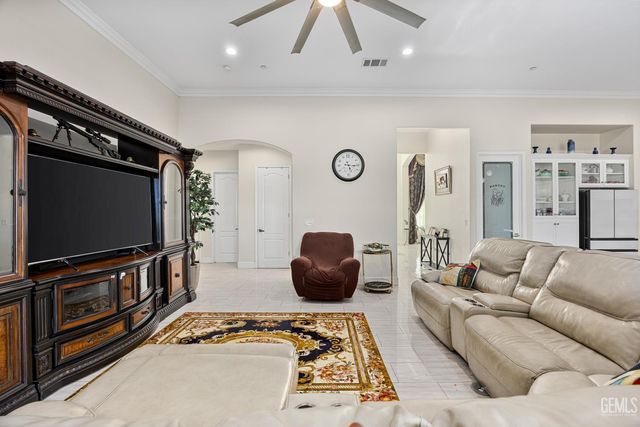 613 S Sterling Road, Bakersfield, CA 93307