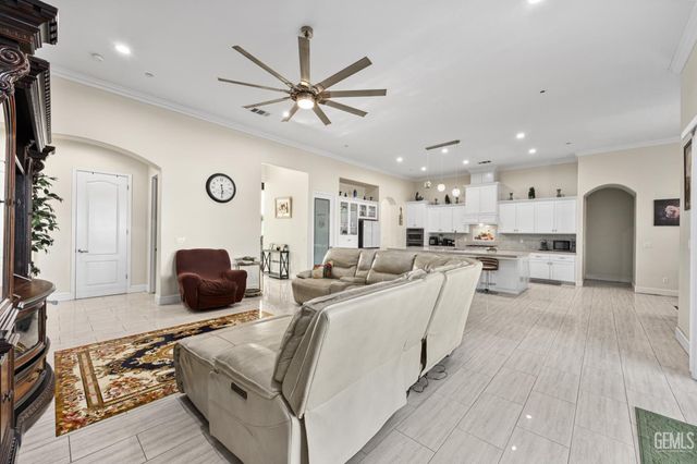 613 S Sterling Road, Bakersfield, CA 93307