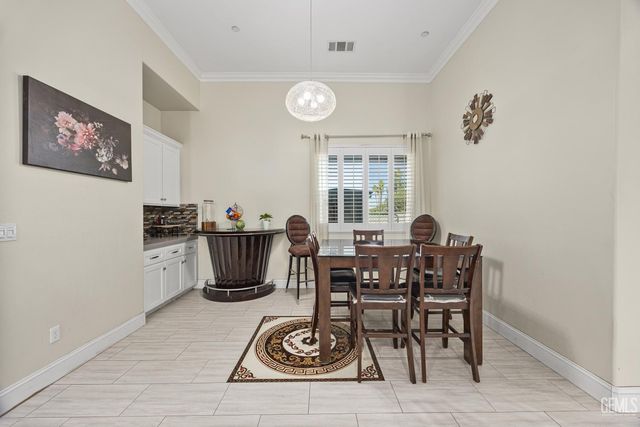 613 S Sterling Road, Bakersfield, CA 93307