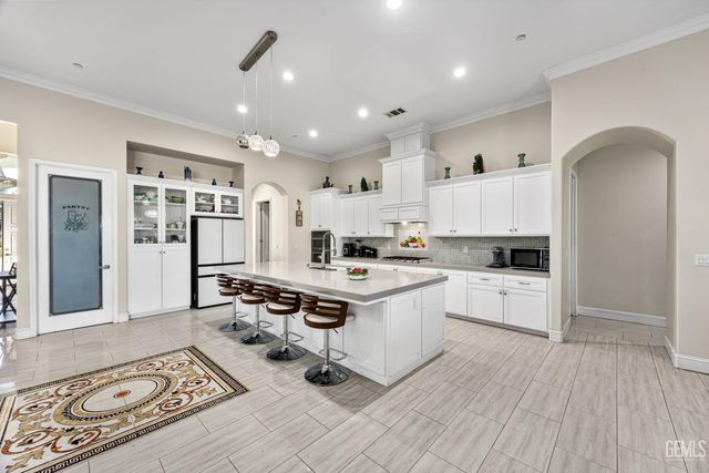 613 S Sterling Road, Bakersfield, CA 93307