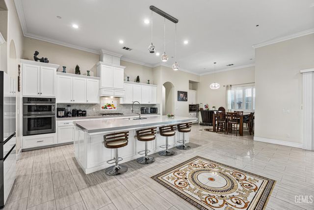 613 S Sterling Road, Bakersfield, CA 93307