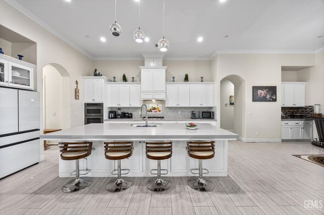 613 S Sterling Road, Bakersfield, CA 93307