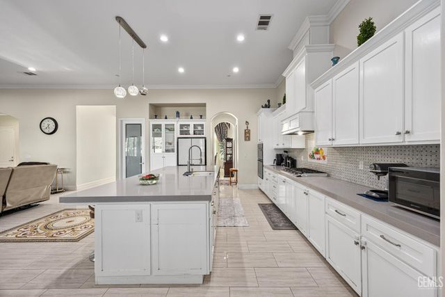 613 S Sterling Road, Bakersfield, CA 93307