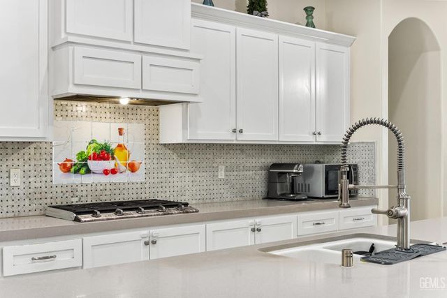 613 S Sterling Road, Bakersfield, CA 93307