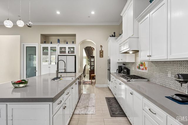 613 S Sterling Road, Bakersfield, CA 93307