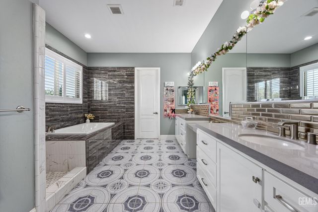 613 S Sterling Road, Bakersfield, CA 93307