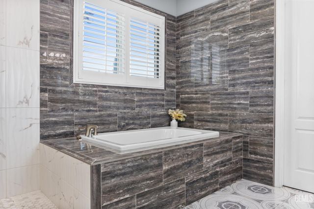 613 S Sterling Road, Bakersfield, CA 93307